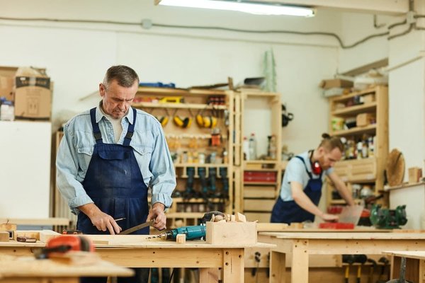 Come realizzare una parete attrezzata che nasconda la TV quando non in uso?