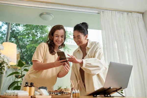 Come implementare il feedback immediato per migliorare il servizio nel tennis?